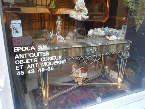 console en vitrine